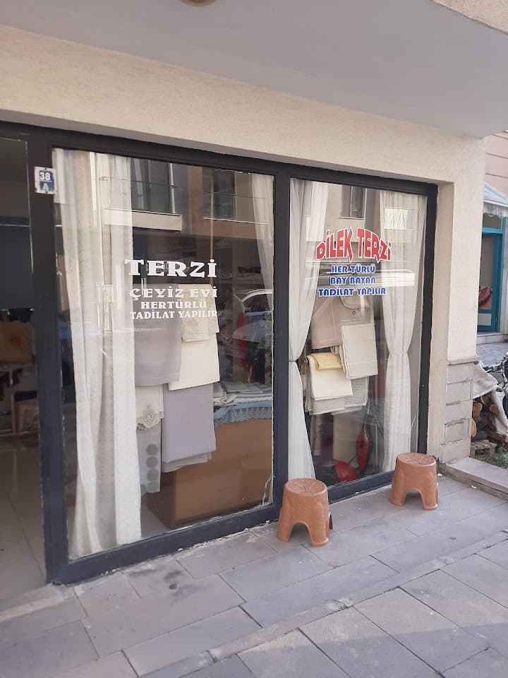 Dükkân vitrini ve girişi