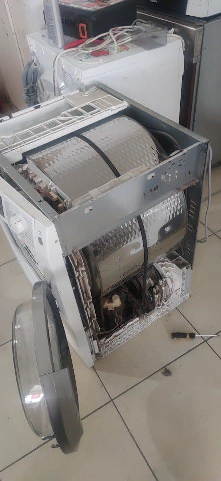 Atölyede çamaşır makinesi onarımı
