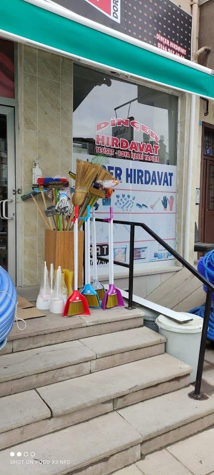 Dükkân girişi ve önündeki temizlik gereçleri