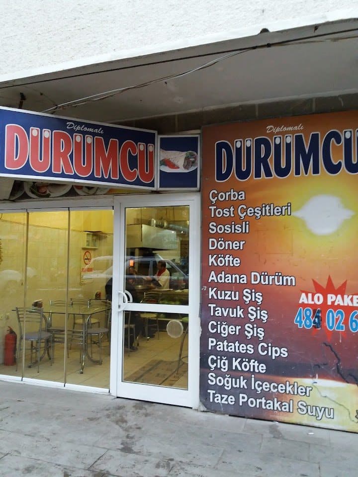Diplomalı Dürümcü dükkân cephesi ve menü tabelası