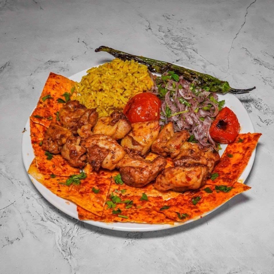 Adana kebap ve pilav tabağı