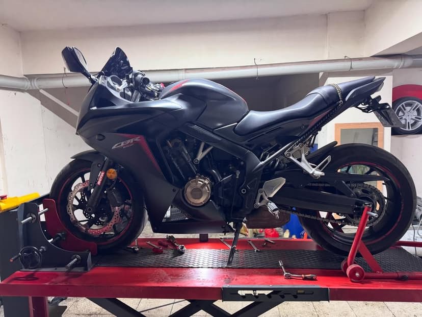 Servis liftinde bakımdaki sport motosiklet