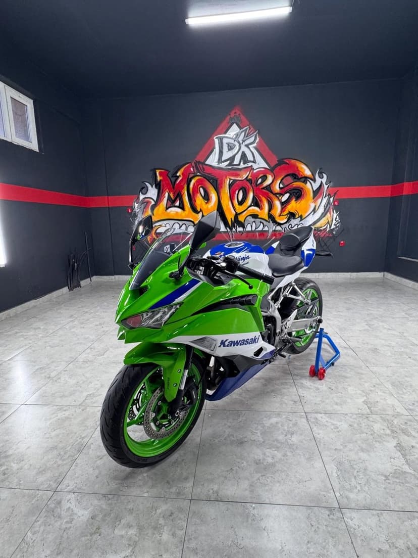 Serviste hazır bekleyen motosiklet