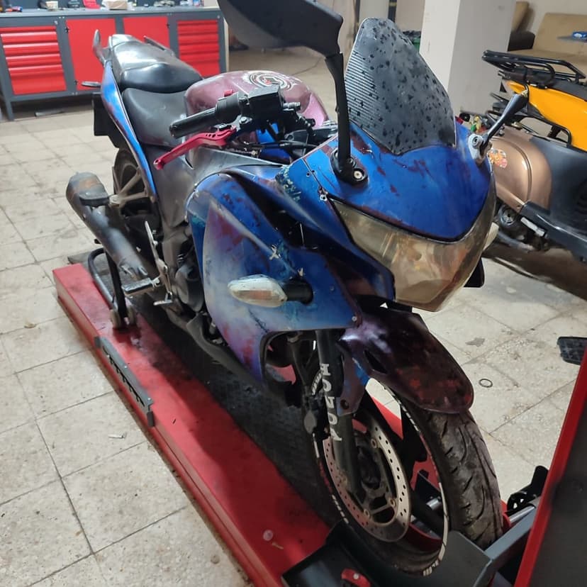 Liftte bakım yapılan motosiklet