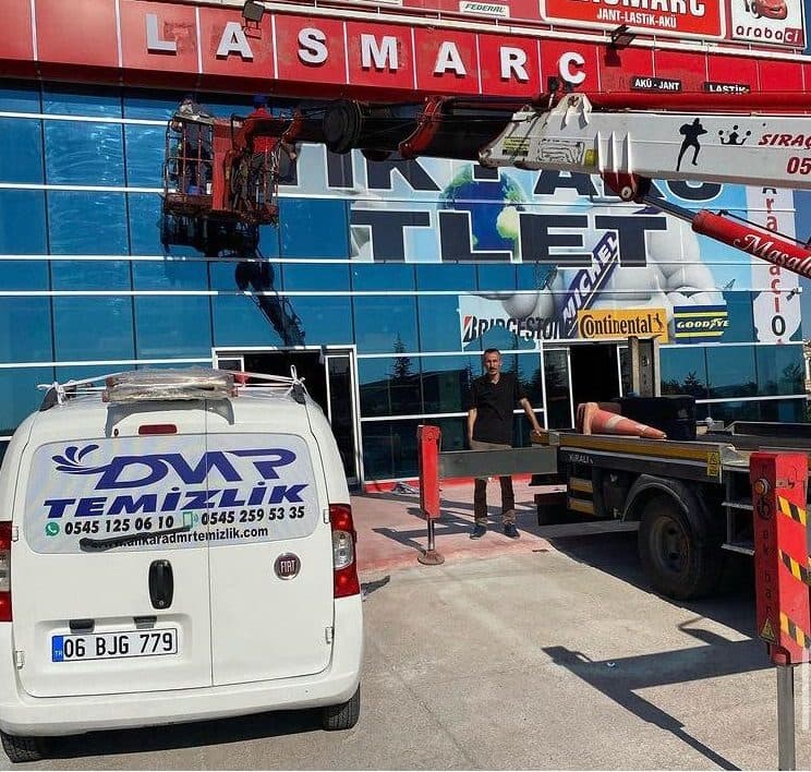 DMR Temizlik ekibi dış cephe/tabela temizliği çalışması