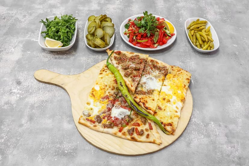 Karışık pide ve meze tabakları