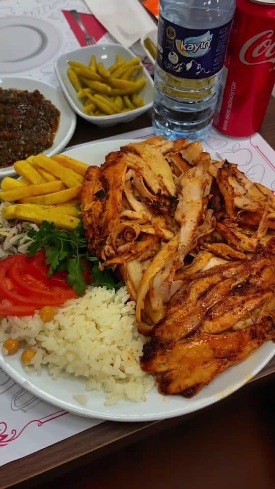 Tavuk döner porsiyon, pilav ve garnitür