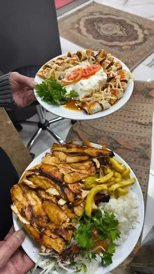 Döner ve pilav tabakları