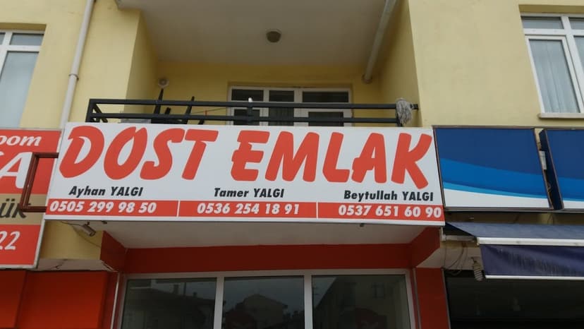 Dost Emlak tabelası ve cephe