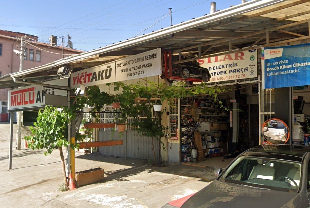 Dostlar Oto Bakım Servisi dükkân görünümü ve tabelası (Google Street View)