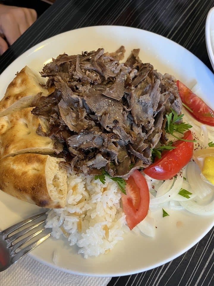 Et döner porsiyonu, pide ve garnitür ile