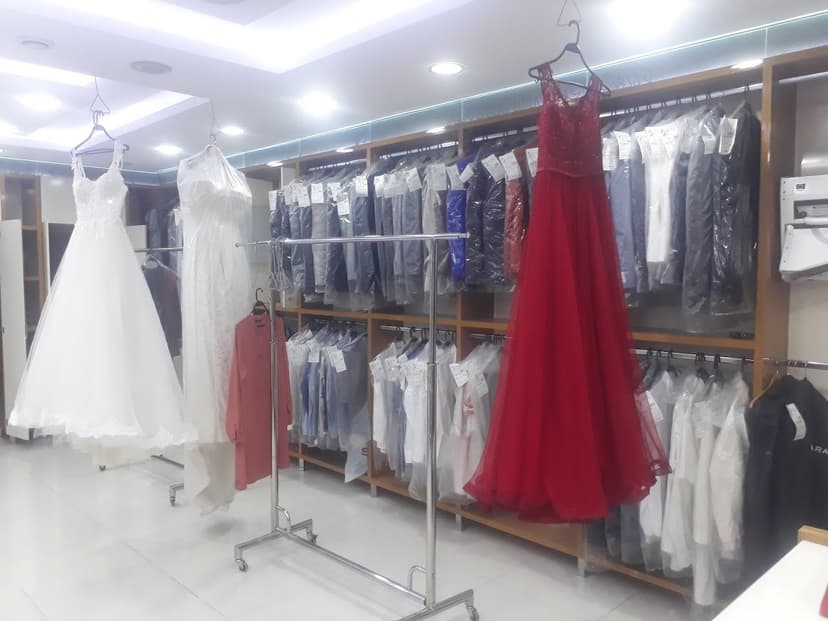Dükkân içi — askıdaki temizlenmiş giysiler