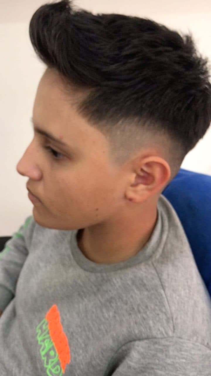 Modern saç kesimi ve fade uygulaması