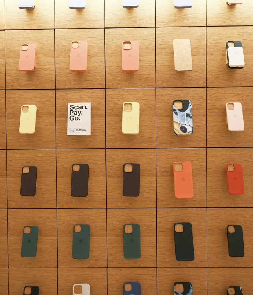 Duvarda telefon kılıfı ve aksesuar standı (temsili görsel)