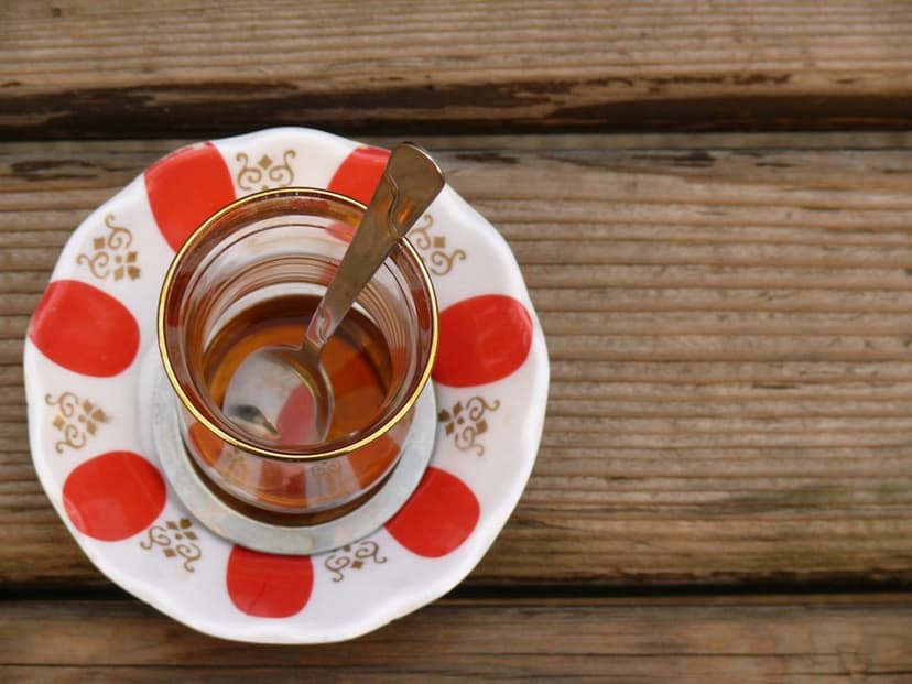 İnce belli bardakta çay (temsili görsel)
