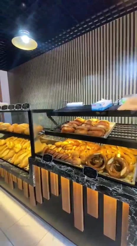 Taze fırın ürünleri ve börek vitrini