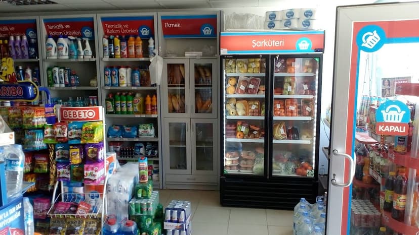 Market içi raflar ve şarküteri reyonu