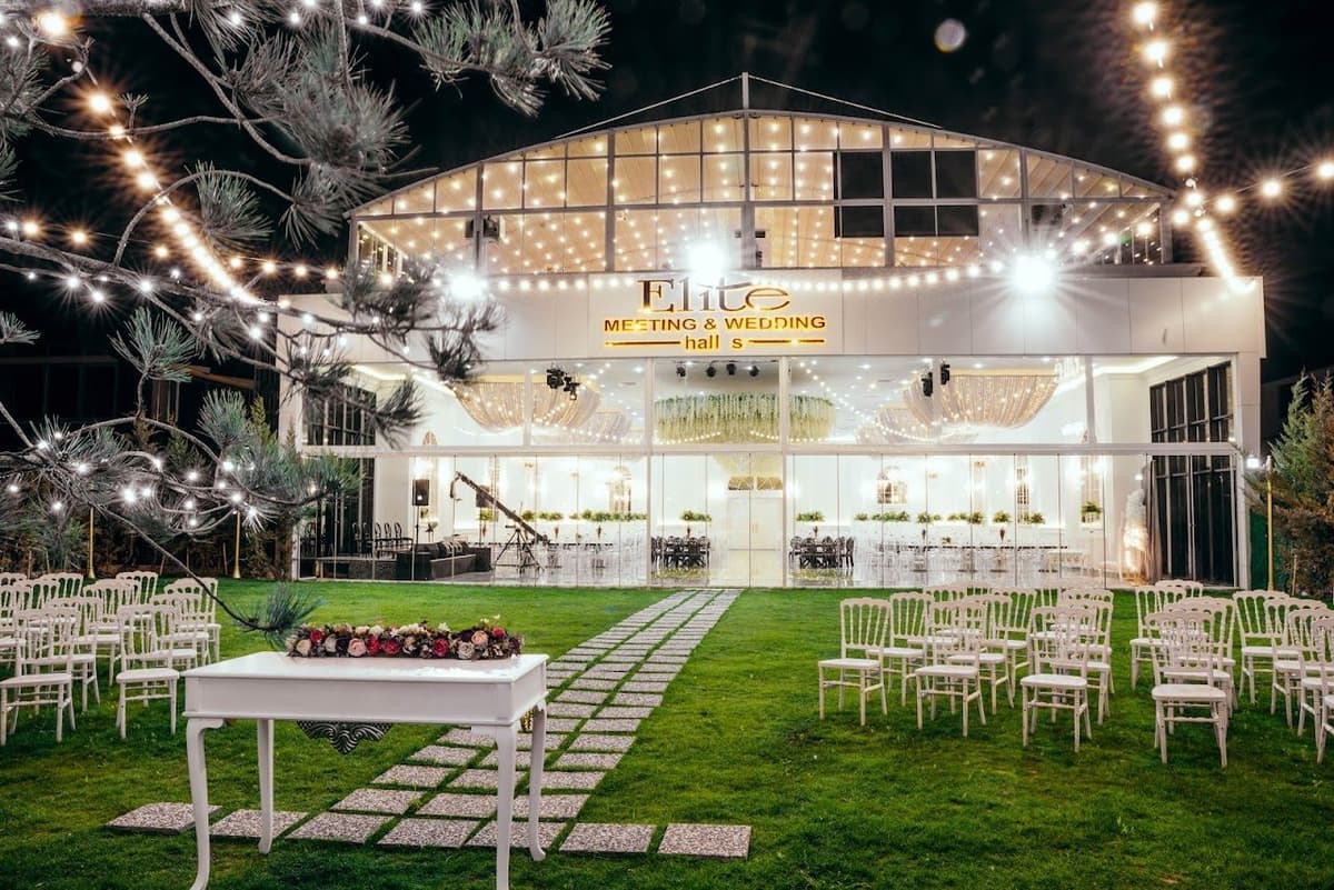 Elite Perla Event dış görünüm — ışıklandırılmış bahçe ve salon