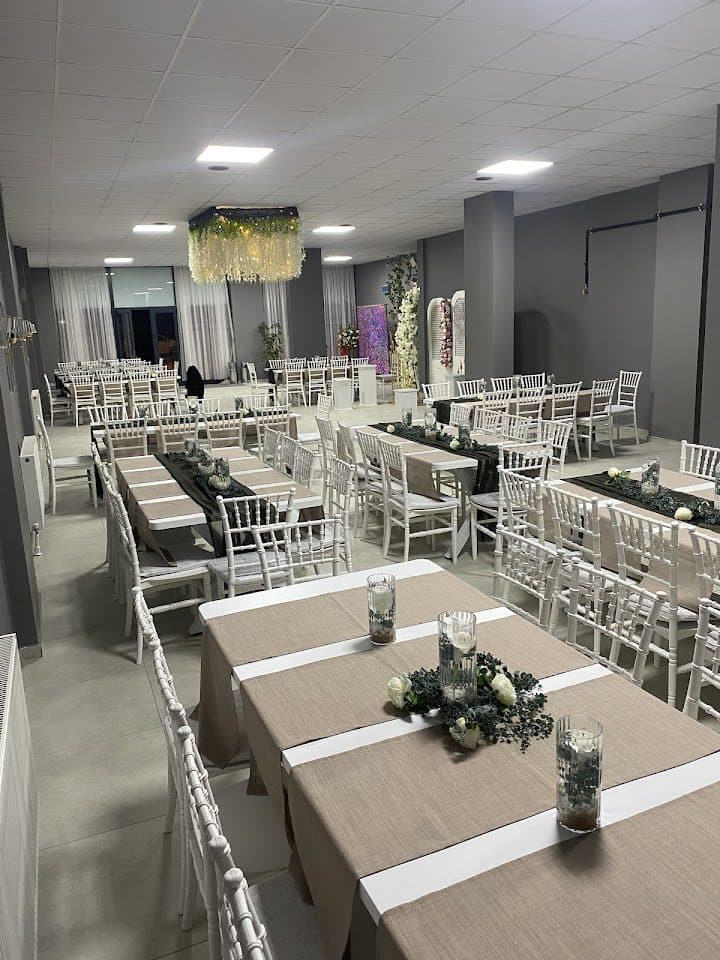 Davet için hazırlanmış iç salon ve masa düzeni
