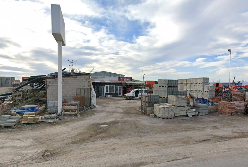 Enka Yapı Malzemeleri — yol üzerindeki depo ve satış alanı (Google Street View)