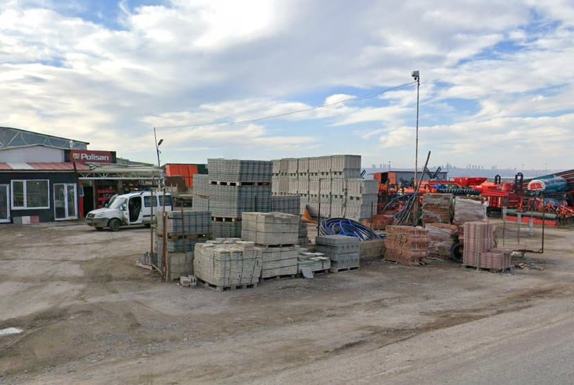 Palet hâlinde parke taşı, briket ve tuğla stoğu (Google Street View)