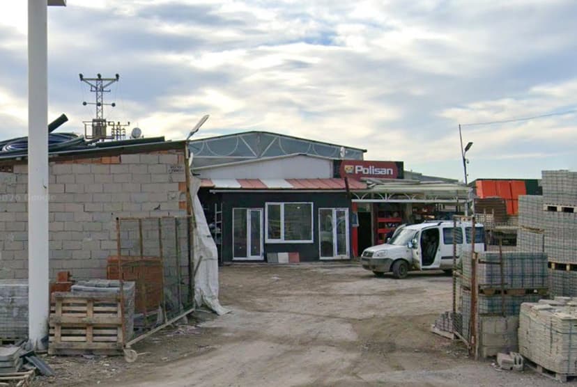 Dükkân cephesi (Google Street View)