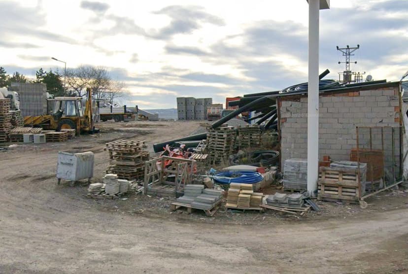 Boru, parke ve yapı malzemesi stok alanı (Google Street View)