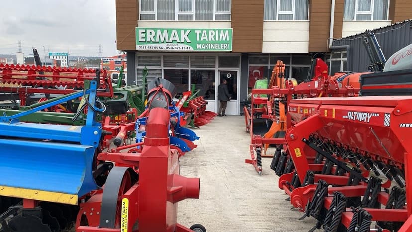 Ermak Tarım dükkân görünümü ve tarım makineleri sergisi