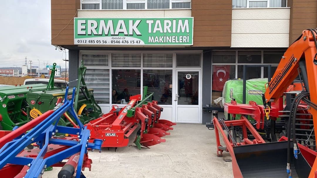 Dükkân önünde sergilenen traktör ve tarım ekipmanları