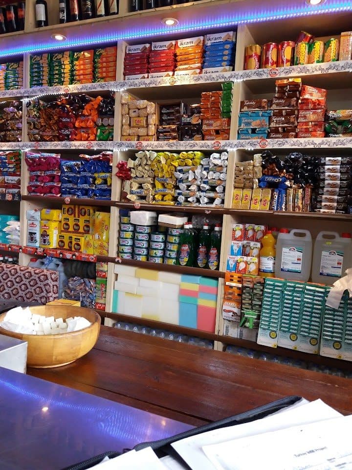 Market rafları — bisküvi, çikolata ve atıştırmalıklar