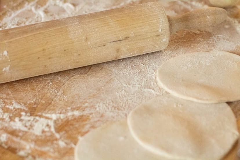 Oklava ile açılmış yufka yaprakları (temsili görsel)