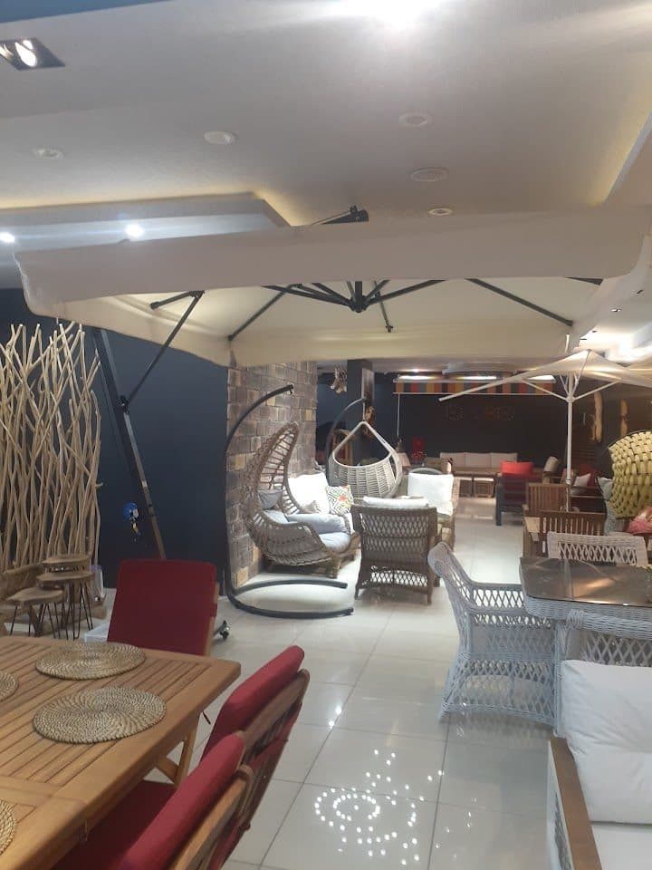 Showroom — şemsiye, oturma grubu ve gölgelendirme ürünleri