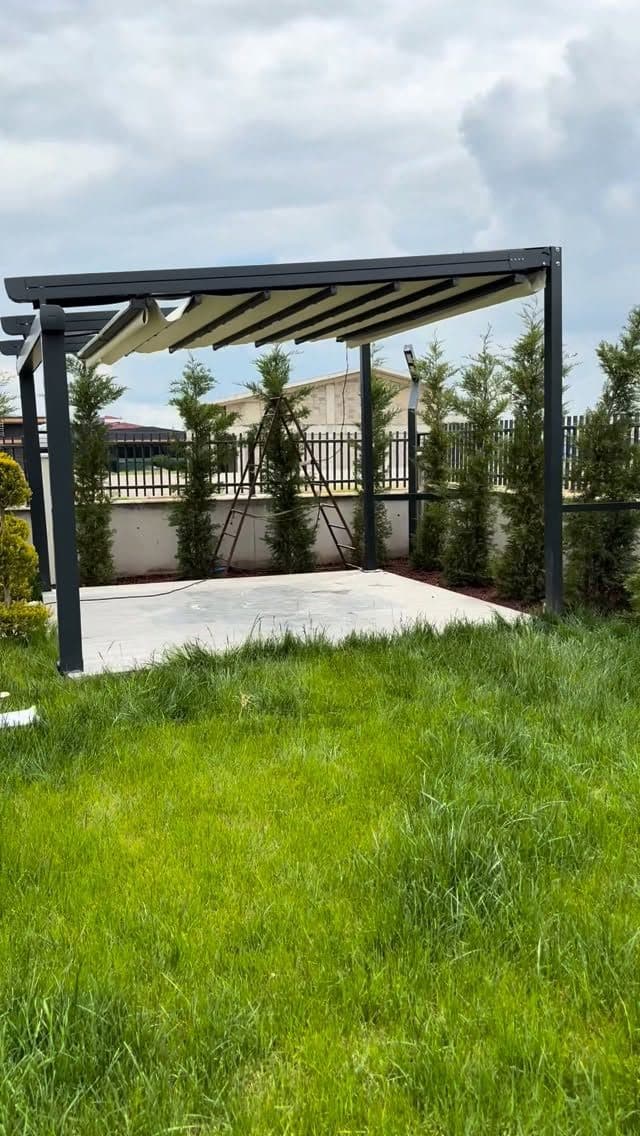 Bahçede sabit pergola uygulaması