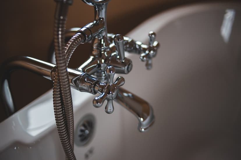 Banyo armatürü ve batarya (temsili görsel)