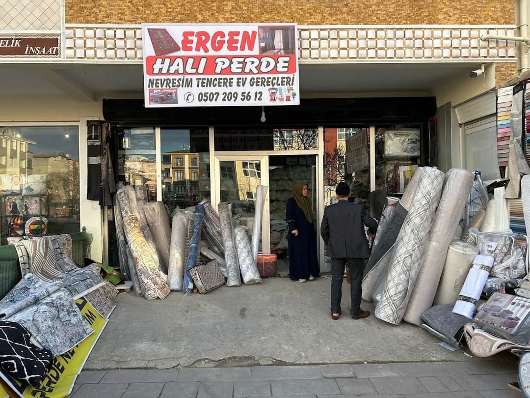 Mağaza cephesi ve sergilenen halılar