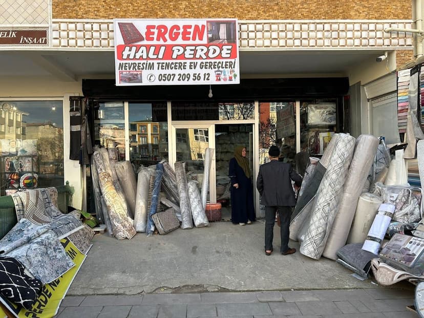Mağaza cephesi ve sergilenen halılar
