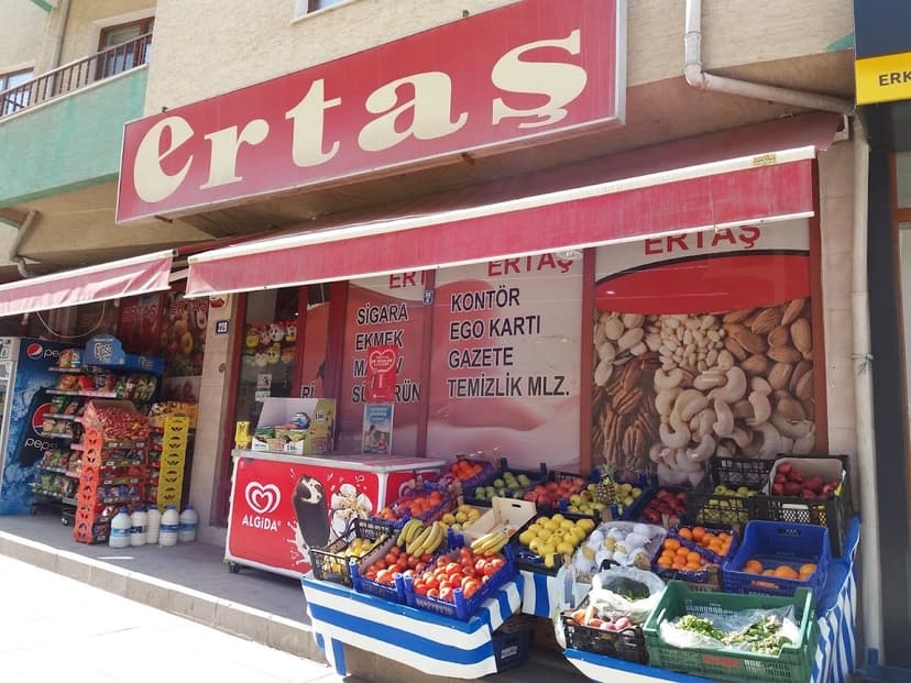 Ertaş Market dükkân görünümü ve taze meyve sebze reyonu