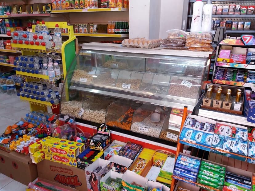 Fırın ve şarküteri reyonu — taze ekmek ve ürünler