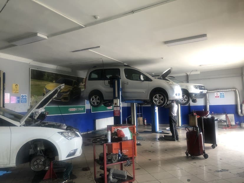Lift üzerinde bakımdaki araç — Furkan Otomotiv