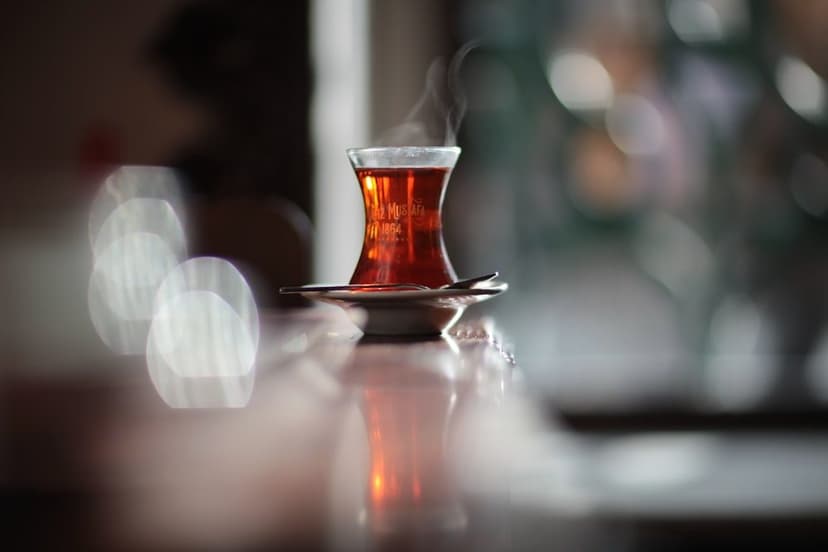 İnce belli bardakta taze demli çay (temsili görsel)