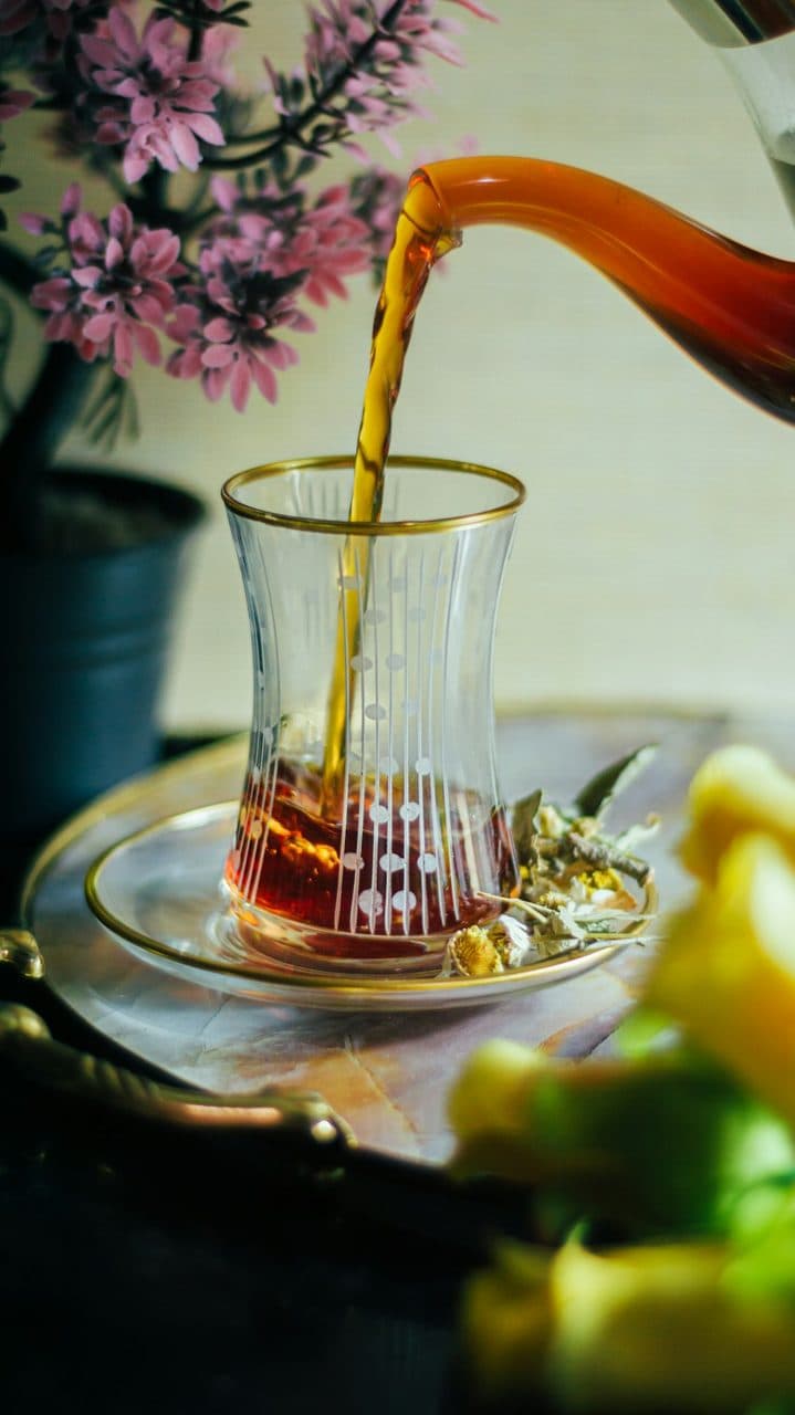 Bardağa dökülen taze çay (temsili görsel)