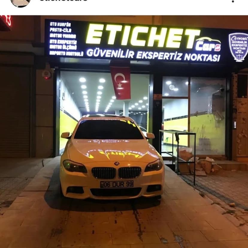 Etichet Cars dükkân önü ve tabelası