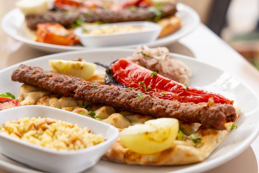 Köfte ve garnitür tabağı (temsili görsel)