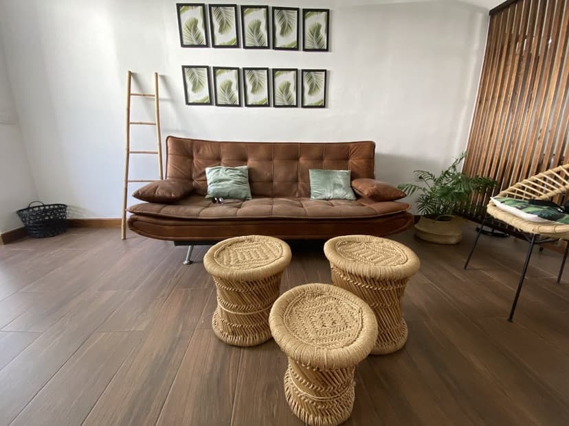 Laminant parke ile döşenmiş oturma alanı (temsili görsel)