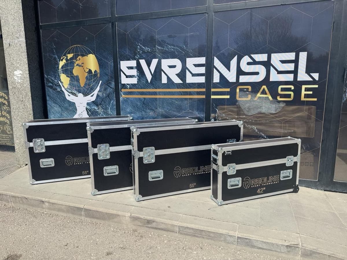 Evrensel Case atölye vitrini önünde tekerlekli flight case'ler