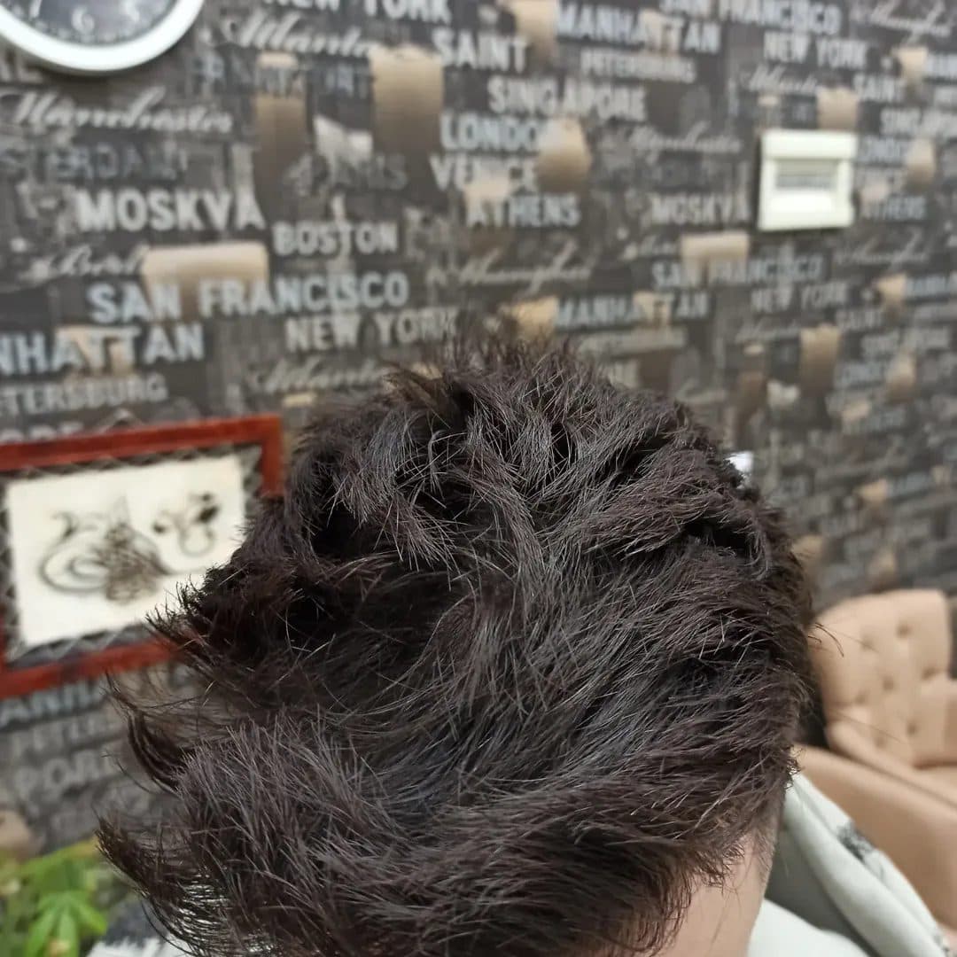 Şekillendirilmiş erkek saç kesimi — salon içi