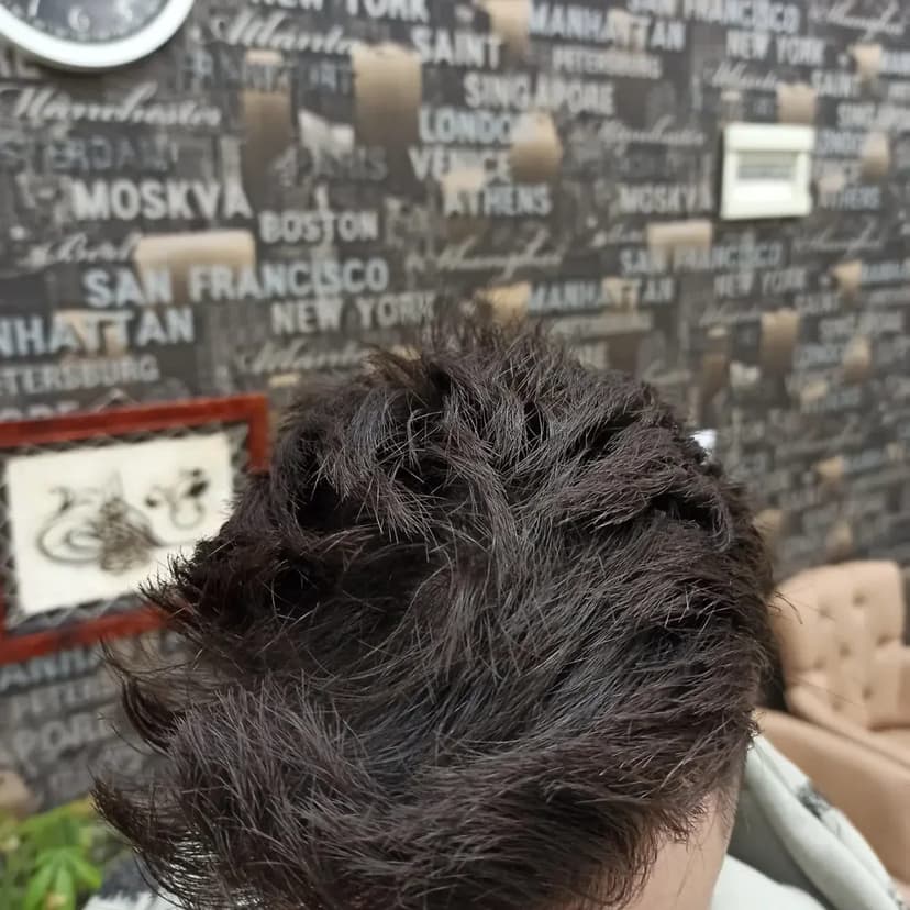 Şekillendirilmiş erkek saç kesimi — salon içi