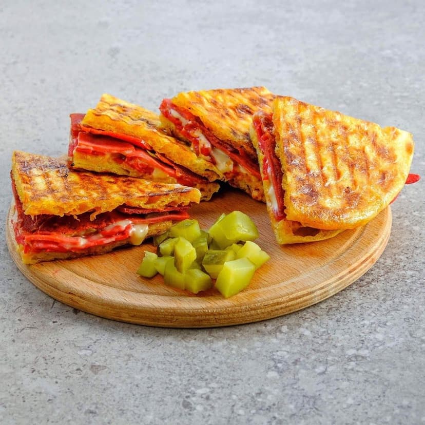 Sucuklu-kaşarlı ızgara tost