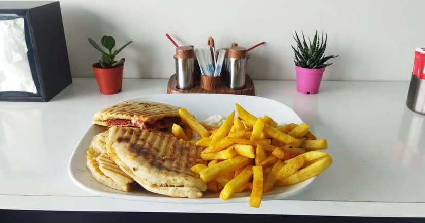 El açması gözleme ve patates kızartması