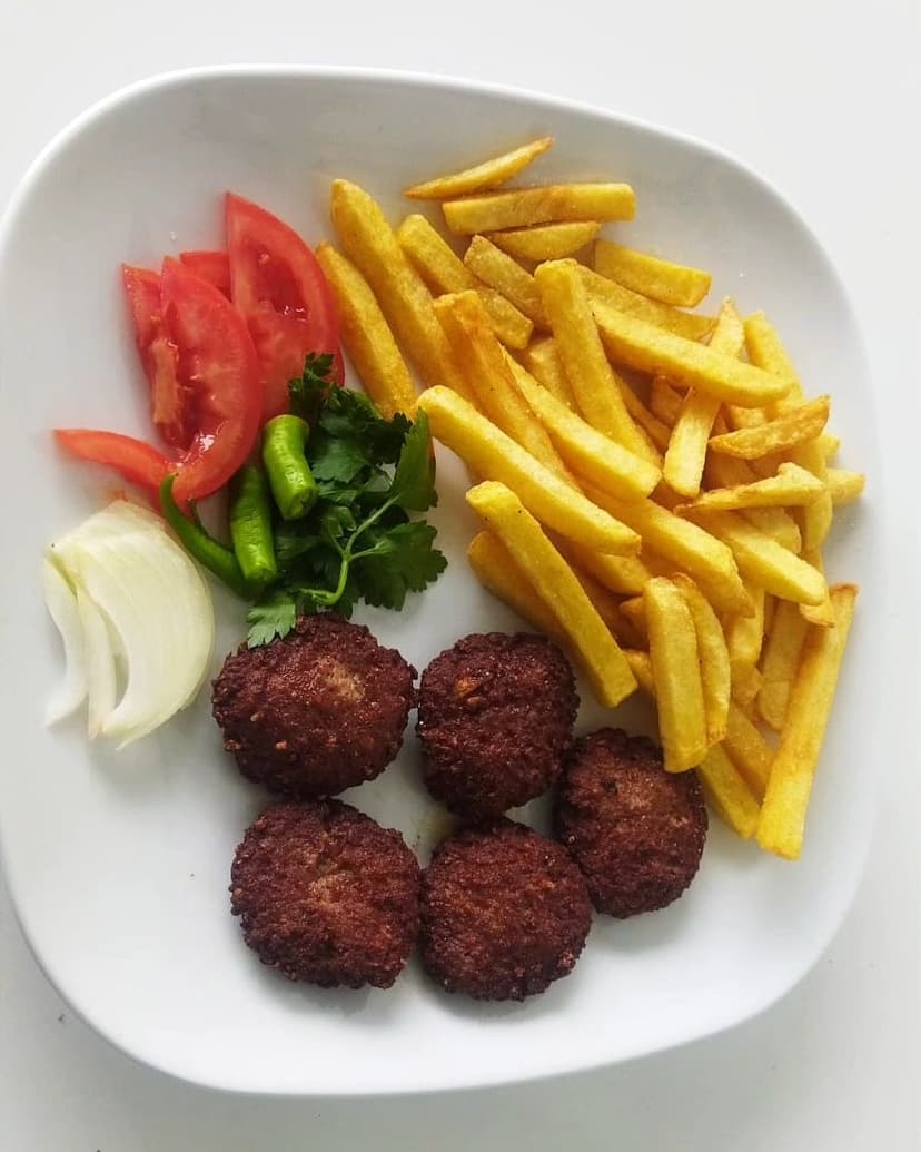Köfte, patates ve salata tabağı